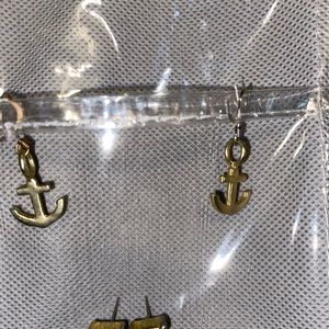 Gold anchor dangling earrings